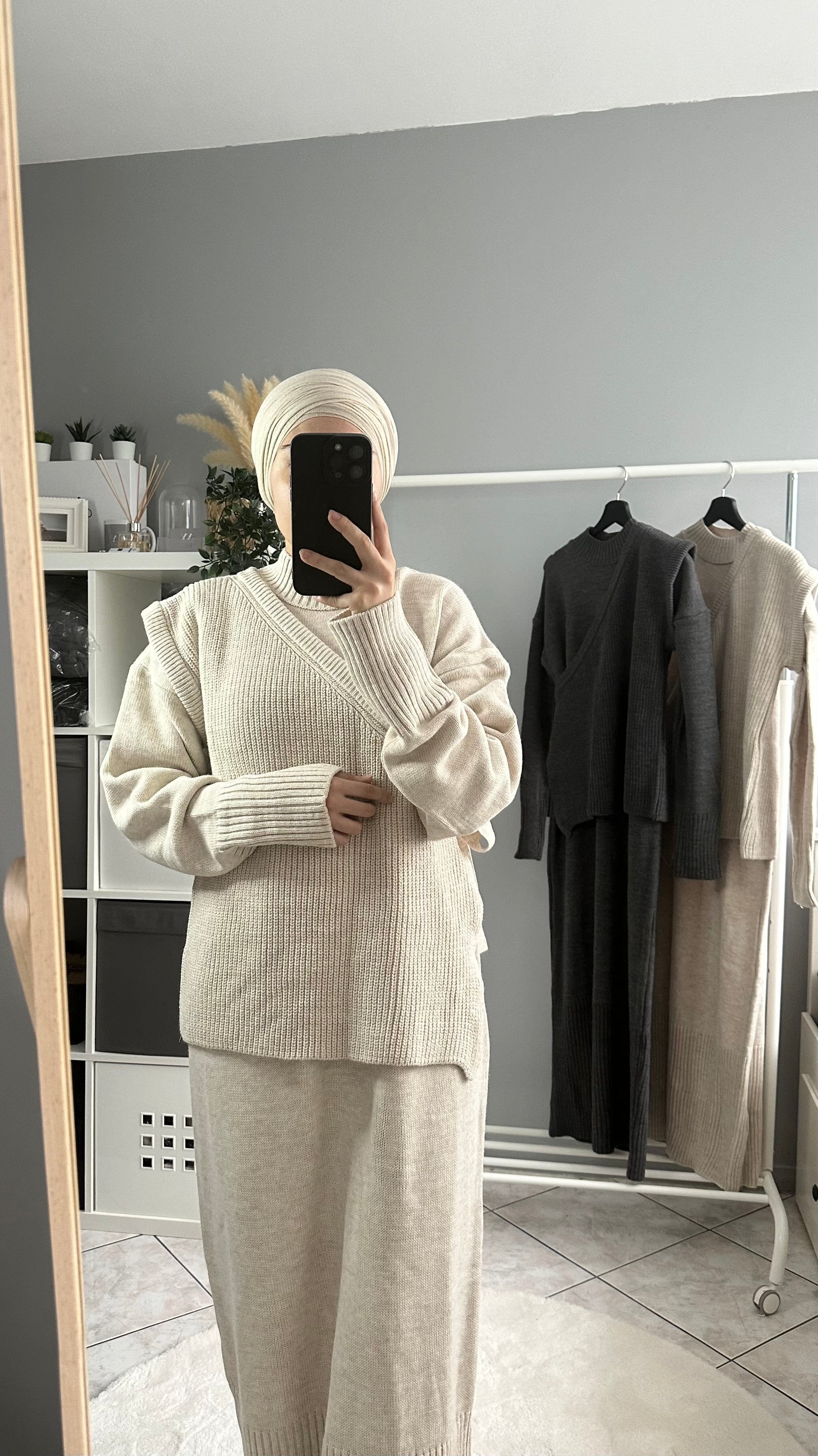 robe pull femme longue et gilet en tricot