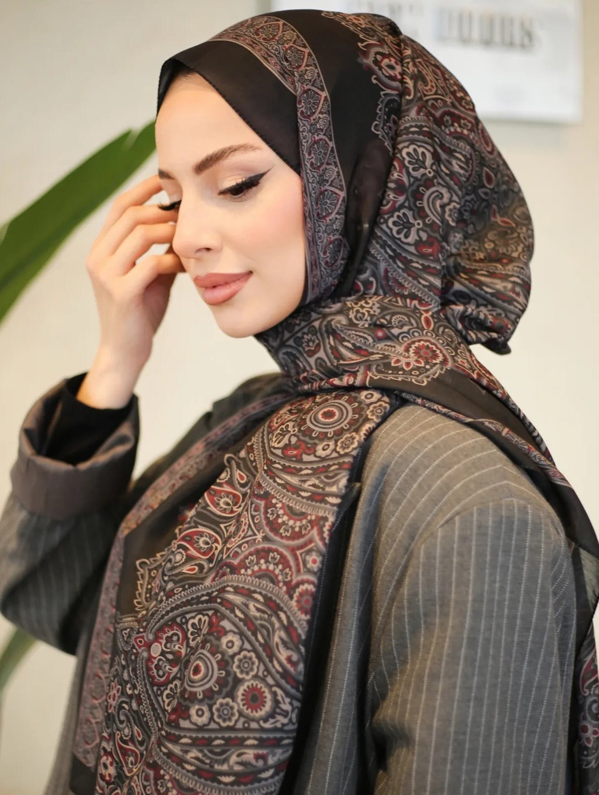 Lâl Noir Rouge Gris