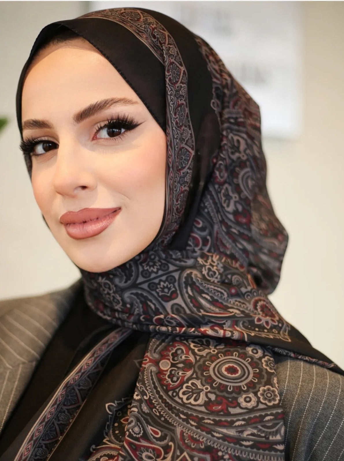 Lâl Noir Rouge Gris